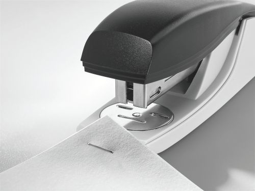 Reliable stapler for everyday office use. Patented Direct Impact Technology and Leitz Power Performance staples P3 (24/6, 26/6) ensure perfect stapling every time.