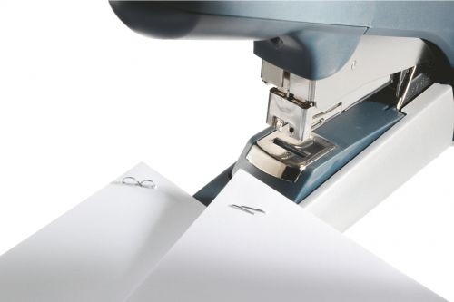 20584ES | Heavy duty stapler for everyday use. Spring-load technology for easy refill.