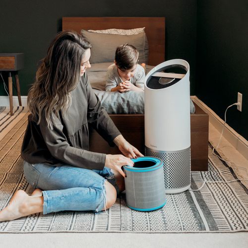 This filter with activated carbon pellets offers a level of defence against unwanted odours and viruses in the home. Specifically designed to remove these pollutants from the air, this carbon layer is compatible with the Allergy and Flu HEPA filter drum for all Leitz TruSens Z-3000/Z-3500 Large air purifiers.