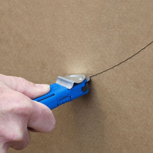 Guarded spring back safety cutter