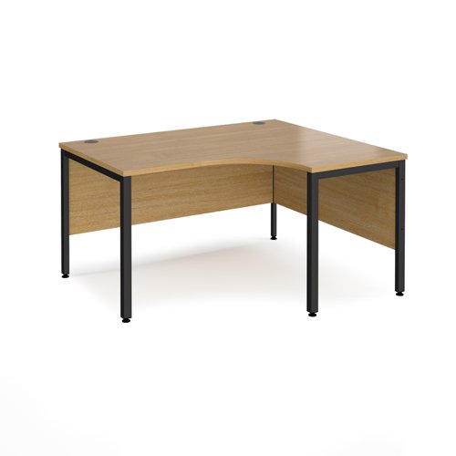 Maestro 25 right hand ergonomic desk 1400mm wide - black bench leg frame, oak top
