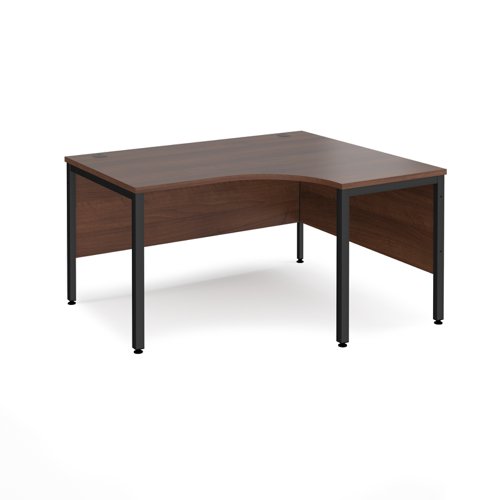 Maestro 25 right hand ergonomic desk 1400mm wide - black bench leg frame, walnut top