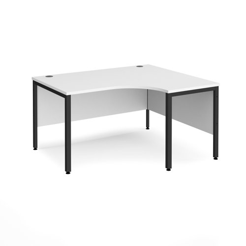 Maestro 25 right hand ergonomic desk 1400mm wide - black bench leg frame, white top