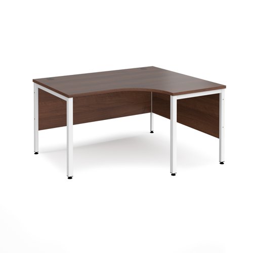 Maestro 25 right hand ergonomic desk 1400mm wide - white bench leg frame, walnut top