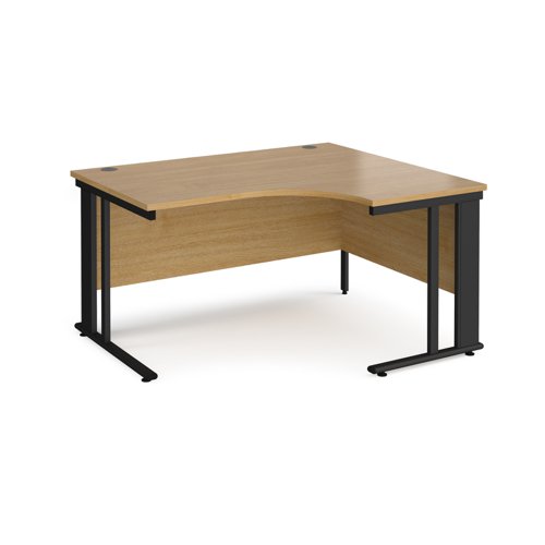 Maestro 25 right hand ergonomic desk 1400mm wide - black cable managed leg frame, oak top