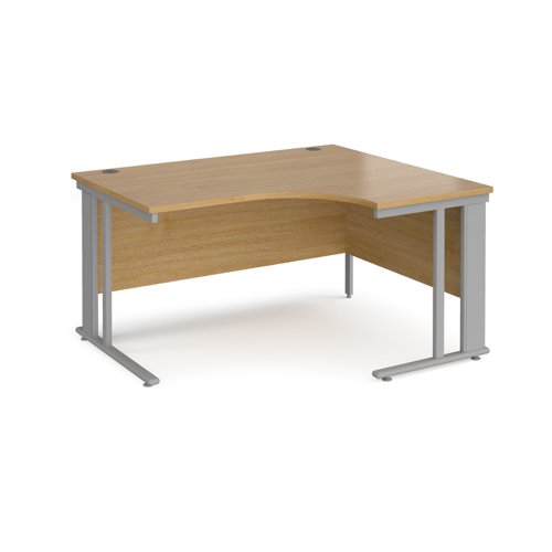 Maestro 25 right hand ergonomic desk 1400mm wide - silver cable managed leg frame, oak top