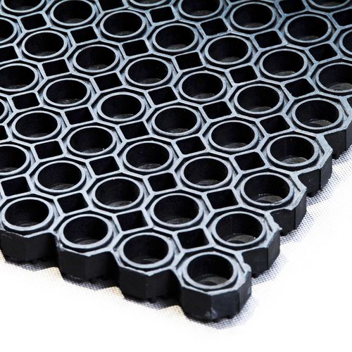 Heavy-duty outdoor entrance mat that scrapes shoes and drains moisture away through its open top structure. The best mat for entrances, walkways and paths during extremes of weather. 