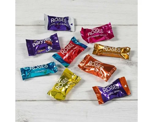 KS95985 | Cadbury Roses features the following family favourites: Hazel Whirl, Golden Barrel, Hazel in Caramel, Strawberry Dream, Caramel, Country Fudge, Signature Truffle, Cadbury Diary Milk Chunk, Tangy Orange Crme. Made with sustainably sourced cocoa. Suitable for Vegetarians. 290g box.