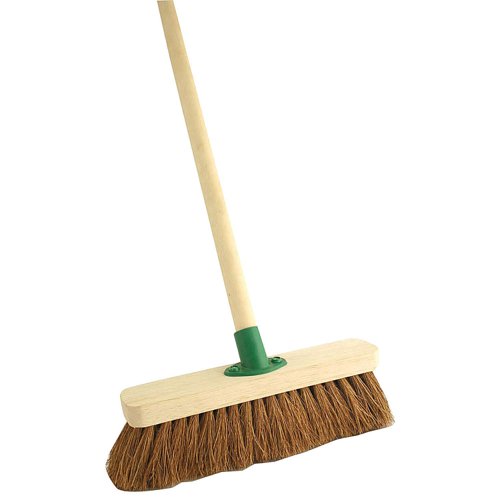 This coco brush is made with soft bristles for effective indoor and outdoor cleaning. It features a support bracket for increased durability and it is perfect for sweeping fine particles and small debris all year round both indoors and outdoors.