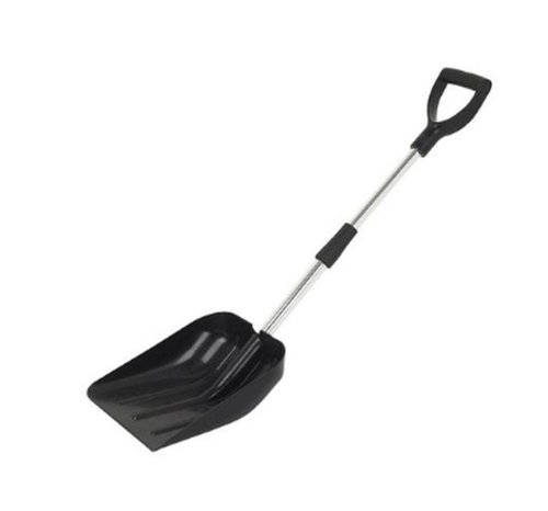 This D-grip shovel with a telescopic handle it robust, durable and hardwearing. It is compact and so can be easily stored and its D-grip allows for an easy and pleasant hold. It effectively clears away snow, mud and sand and it is chip resistant and break resistant. It is compact and can be stored in vehicle boots for use in cases of emergency.