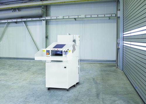 This compact combination of the conveyor belt document shredder FA 400.2 and a vertical baling press is designed for professional document shredding in large quantities, which are then compressed into bales of up to 35 kg.