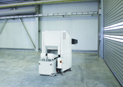 This powerful combination of the large document shredder FA 500.3 and a counterplate baling press provides for data security in archives and compresses the shredded material into bales of between 40 and 80 kg.