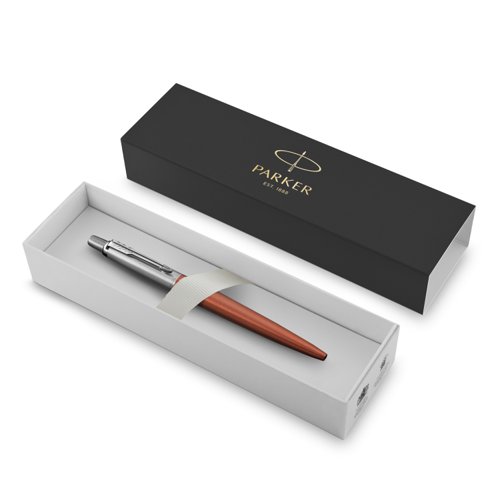 56631NR | Slow down and appreciate the experience of expressing your thoughts and ideas on paper with the PARKER Jotter Chelsea Orange ballpoint pen. A style icon for over 60 years, the Jotter has a fresh, streamlined design. It features a stainless steel barrel in a glowing orange finish, linished stainless steel cap, high-shine trims, and an arrowhead clip. The Jotterâ€™s stunning details make it a refined gift for graduates, first-time job seekers, or anyone who appreciates the art of fine writing. This Jotter pen's name is inspired by the city of London. It arrives packaged in an elegant gift box.