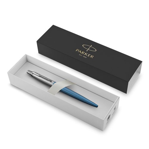 56624NR | Slow down and appreciate the experience of expressing your thoughts and ideas on paper with the PARKER Jotter Waterloo Blue ballpoint pen. A style icon for over 60 years, the Jotter has a fresh, streamlined design. It features a stainless steel barrel in a light blue finish, linished stainless steel cap, high-shine trims, and an arrowhead clip. The Jotterâ€™s stunning details make it a refined gift for graduates, first-time job seekers, or anyone who appreciates the art of fine writing. This Jotter pen's name is inspired by the city of London. It arrives packaged in an elegant gift box.