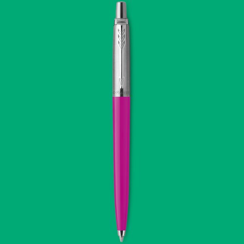 Jotter originals, the original design icon capturing thoughts and inspiring new ideas since 1954. The range of PARKER ballpoint pens combine Jotter's distinctive silhouette, signature click and arrow clip with a retro colour palette that pays tribute to over 60 years of writing excellence. A vibrant addition to the Jotter family and ideal for on-the-go writing, PARKER Jotter originals brings a retro flair to every stroke of the pen.