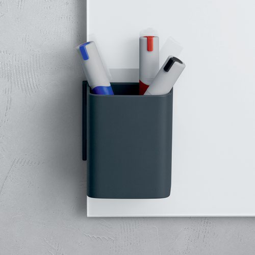 PENPOTSM | Keep everything tidy with this stylish addition to the Magnetic glass boards: the anthracite-coloured pen pot S from the accessories range ensures perfect organisation. There is space for approx. five pens along with other items such as scissors, a ruler, a cleaning cloth and all the other things you need to make the most of your glass board. Attach the magnetic clip to the side or bottom edge of the magnetic glass board and click the pen pot into place. Made of high-quality synthetic material, with an understated design and rounded corners. The product dimensions are 7.5 x 9.4 x 5.1 cm and can hold a weight of up to 500 g. Matching accessories with the same anthracite-coloured design are also available for your glass board, such as the pen tray and the storage tray.