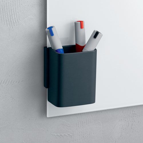 PENPOTSM | Keep everything tidy with this stylish addition to the Magnetic glass boards: the anthracite-coloured pen pot S from the accessories range ensures perfect organisation. There is space for approx. five pens along with other items such as scissors, a ruler, a cleaning cloth and all the other things you need to make the most of your glass board. Attach the magnetic clip to the side or bottom edge of the magnetic glass board and click the pen pot into place. Made of high-quality synthetic material, with an understated design and rounded corners. The product dimensions are 7.5 x 9.4 x 5.1 cm and can hold a weight of up to 500 g. Matching accessories with the same anthracite-coloured design are also available for your glass board, such as the pen tray and the storage tray.