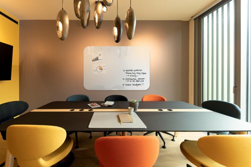 The multifunctional Artverum glass whiteboard with rounded corners provides valuable support during meetings and creative brainstorming sessions – the perfect choice for anyone who appreciates a combination of functionality and aesthetics. The highly polished magnetic glass board with rounded corners from the international award-winning Artverum range, in the 180 x 120 cm format in white is simply mount in portrait or landscape format with the enclosed mounting materials.