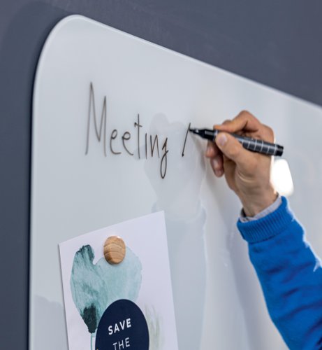 The multifunctional Artverum glass whiteboard with rounded corners provides valuable support during meetings and creative brainstorming sessions – the perfect choice for anyone who appreciates a combination of functionality and aesthetics. The highly polished magnetic glass board with rounded corners from the international award-winning Artverum range, in the 100 x 65 cm format in white is simply mount in portrait or landscape format with the enclosed mounting materials.