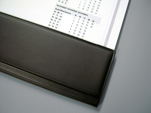 54405SG | SIGEL's tear-off paper desk pad is decorative, practical, and protects your desk from ink and hot cups, both in your on-site office and home office. Quality made in Germany - the paper desk pad ”Office” with calendar for 2 years (DE, GB, FR, NL) in the approx. A2 format (59,5 x 41 cm) provides protection, plenty of space for writing on its 40 sheets, and is extremely durable. With a plastic strip for additional protection of the bottom edge, which can also hold loose slips of paper.Product benefits:Premium quality tear-off pad, made of high-quality paper (80 gsm)Ideal format for all desks: attractive focal point and protection from scratches and stainsDurable, slip-proof and lies completely flat thanks to the sturdy cardboard backingNo dog-eared corners thanks to the special gluing along the top and bottom edges; tear-off notepad functionPrinted with a contemporary design and a practical calendar as an aid to schedulingBox contents: 1x HO365 Paper desk pad