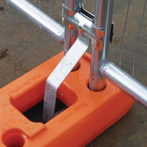 Panel fencing - Anti-lift for feet