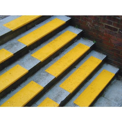 Yellow S/S Tread With Nosing 750 X 80 + 20mm