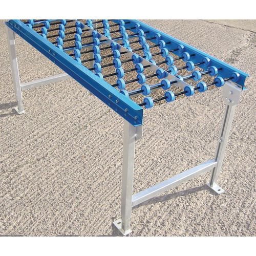 Gravity fed conveyor track - Skate wheels