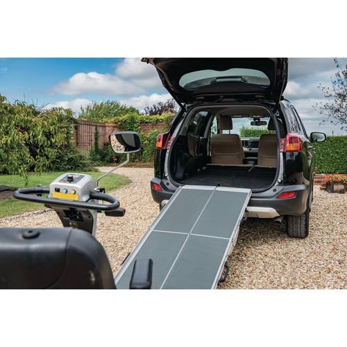 Compact folding aluminium access ramp