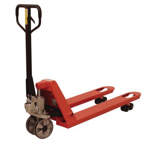 Low noise 2.5 tonne pallet truck with polyurethane steering wheels