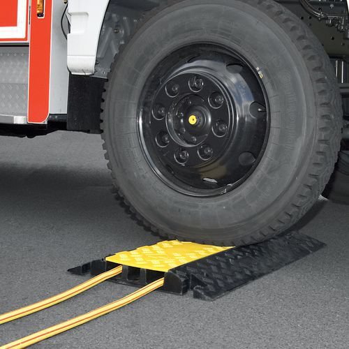 Heavy duty cable and hose protector ramp