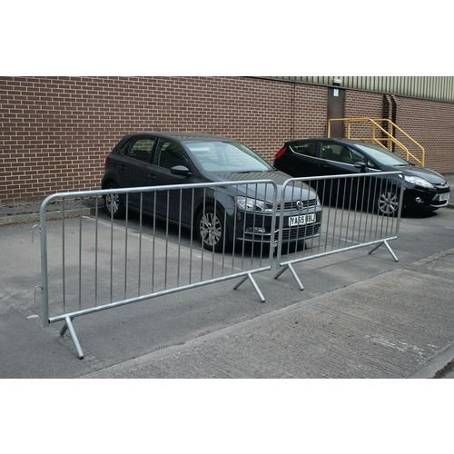 Fixed leg crowd control barriers