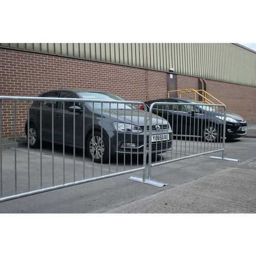 Loose leg crowd control barriers