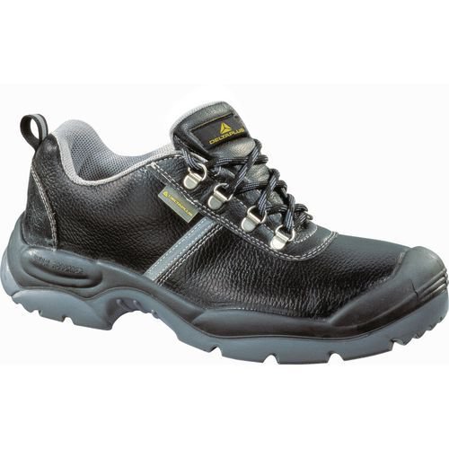Wide fitting safety shoes
