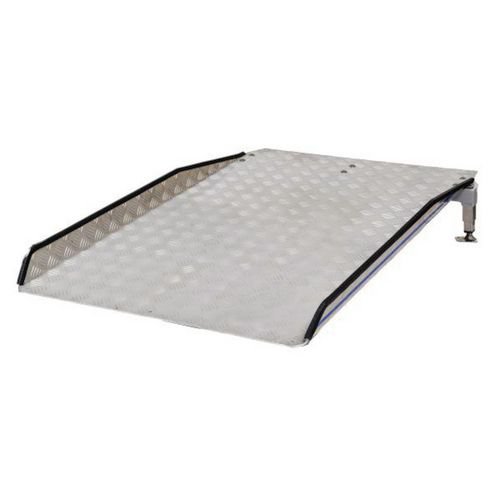 Permanent aluminium access ramp with telescopic legs