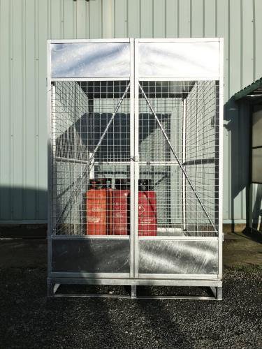 Gas Cage with Pallet Base