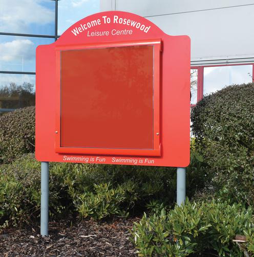 WeatherShield Contour Freestanding Outdoor Sign Sunken Post-Red Frame-Red Felt (8xA4)