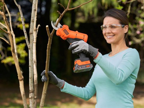 The BLACK + DECKER POWERCONNECTâ„¢ Pruner makes pruning easy. Avoiding strain and repetition, the trigger-activated blade makes swift work of bushes, stems, and branches. Lightweight and ergonomic with a soft-release trigger, provides extended comfort for all hand sizes. Fitted with a safety switch for added protection.Part of the 18V POWERCONNECTâ„¢ range, the interchangeable cordless battery system which works with all BLACK+DECKER® 18V cordless products.Specifications:Max. Cutting Capacity: 25mm.Weight: 0.8kg.