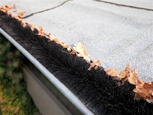 The Batavia Gutter Protector fits any kind of gutter and keeps it free from leaves, dirt and twigs. You no longer have to get up on a ladder to clean out your gutters, as your gutter will no longer clog up and water can drain off unobstructed. This premium gutter brush has a wider (120mm) diameter than most of other brands. This ensures a snug fit, so it won't roll or blow out.Specification:Length: 4m (2 x 2m Lengths)