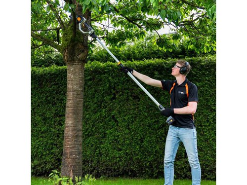 The Batavia NEXXSAW Telescopic Extension Pole allows you to turn your compact NEXXSAW into a high pruner. Just put the chainsaw on one end and the battery on the other, and you are good to go. This addition to the Nexxsaw is perfect for pruning in hard-to-reach places. You can prune large shrubs, parasol trees, fruit trees, vines, and other trees easily.Specification:Length: 1.15 to 1.75m.