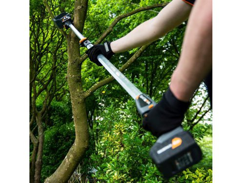 The Batavia NEXXSAW Telescopic Extension Pole allows you to turn your compact NEXXSAW into a high pruner. Just put the chainsaw on one end and the battery on the other, and you are good to go. This addition to the Nexxsaw is perfect for pruning in hard-to-reach places. You can prune large shrubs, parasol trees, fruit trees, vines, and other trees easily.Specification:Length: 1.15 to 1.75m.