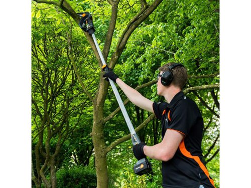 The Batavia NEXXSAW Telescopic Extension Pole allows you to turn your compact NEXXSAW into a high pruner. Just put the chainsaw on one end and the battery on the other, and you are good to go. This addition to the Nexxsaw is perfect for pruning in hard-to-reach places. You can prune large shrubs, parasol trees, fruit trees, vines, and other trees easily.Specification:Length: 1.15 to 1.75m.