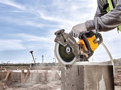 The DEWALT ELITE SERIES™ Diamond Segmented Wheel is made for demanding jobs, cutting asphalt and green concreteu200b. Laser welded, drop segments u200bprovide a stronger bond for up to 5X longer* life cutting hard materials.The carbide reinforced matrix increases diamond bond strength and u200bdelivers high performance. A high-alloy steel core allows for u200bhigh quality straight deep cuts.*Vs. DEWALT HP Diamonds cutting C35.The DEWALT ELITE SERIES™ All Purpose Diamond Segmented Wheel 230 x 22.2mm.