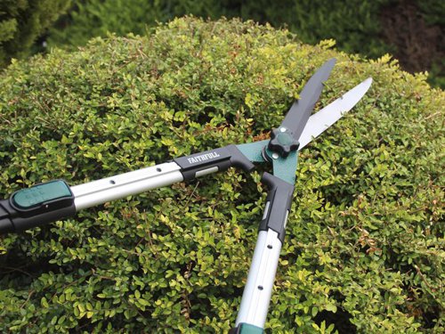 These Faithfull Countryman Hedge Shears feature 250mm straight blades. Made from hardwearing S50C steel, the blades are designed to both resist corrosion and provide a smooth, frictionless performance. Blade tension can be easily adjusted by turning the daisy shaped wheel.The shears' strong aluminium handles have reinforcing ribs to reduce flex and are fitted with soft grips to provide extra comfort during prolonged periods of use.Specification:Blade length: 250mm (10in)Overall length: 575mm (23in)