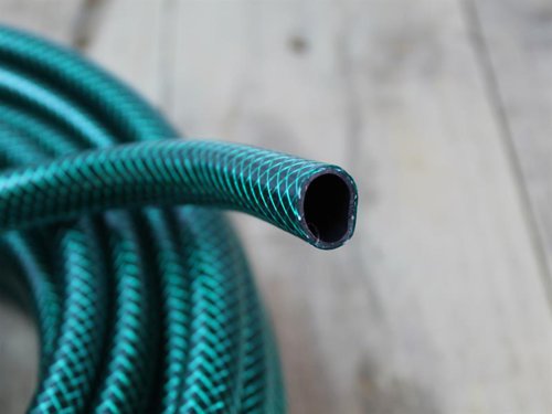 The Faithfull PVC Reinforced Hoses are superior quality flexible PVC hose made from polyester fibre reinforced for extra strength. The hose is kink resistant and easy-to-clean.12.5mm 1/2in diameter.Covered by a 5-Year guarantee.Length: 15 metre.