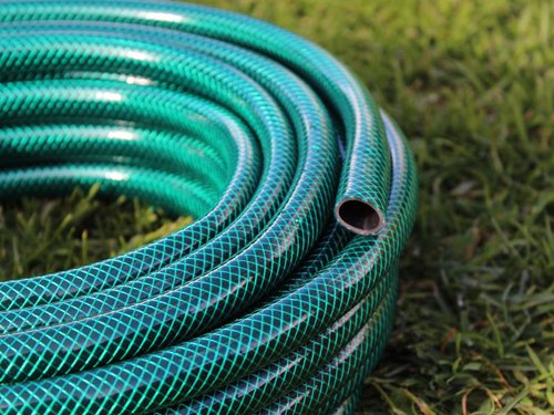 This Faithfull Hose Set contains a superior quality flexible PVC hose with 3-ply polyester fibre reinforcement for extra strength. Algae and UV sunlight resistant and withstands temperatures from -10° to +40°.Supplied with:1 x 6-Pattern Spray Gun1 x 1/2in and 3/4in BSP Dual Tap Connector1 x Female Connector1 x Waterstop ConnectorThis Faithfull PVC Garden Hose has the following specification:Hose Length: 20mHose Diameter: 12.7mm (1/2in)
