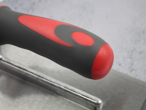 Faithfull edging trowels are commonly use to apply a rounded finished edge to concrete and render. The carbon steel blade with one long curved edge is fitted with a full sized soft grip handle for user comfort.Size: 280 x 120mm (11 x 4.3/4in).