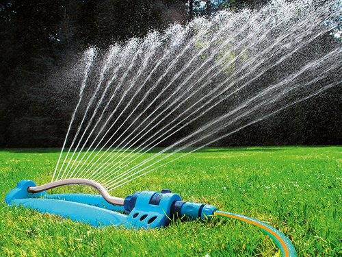 The Flopro Cascade Oscillating Action Sprinkler, has 18 nozzles, adjustable water direction range and flow. It is supplied with a nozzle and cleaning tool. The sprinkler is made from premium grade plastic. The connectors allow a ‘Snap Fit’ and ensure easy connection to all major watering brands.Spray Diameter: 15.5 x 13mCoverage: up to 200m²