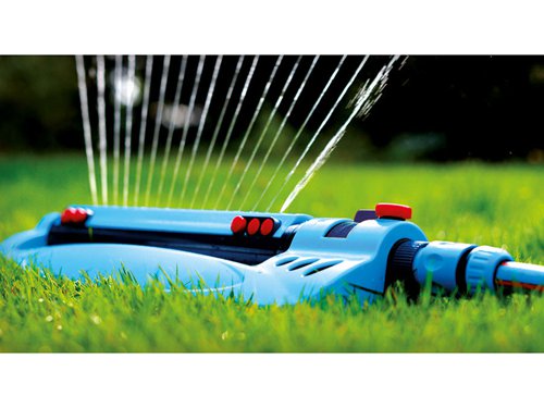 The Flopro Monsoon Oscillating Sprinkler has an oscillating action with 20 nozzles, including 6 adjustable nozzles for reducing the irrigation area and water consumption. It has adjustable water direction, range and flow and is supplied with a nozzle cleaning tool.The sprinkler is made from premium grade plastic. The connectors allow a ‘Snap Fit’ and ensure easy connection to all major watering brands.Diameter: 13.5 x 14.5mCoverage: up to 196m²