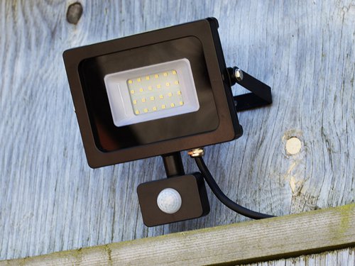 FPP SMD LED Security Light with PIR 10W 800 lumen 240V