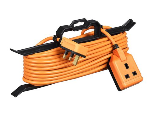 This Masterplug Garden Extension Lead enables use of electrical appliances outdoor and in DIY environments with this outdoor single socket extension lead. With a lengthy 15m cable and a sturdy cable tidy, for easy and tidy storage. Perfect for use with lawnmowers and strimmers.